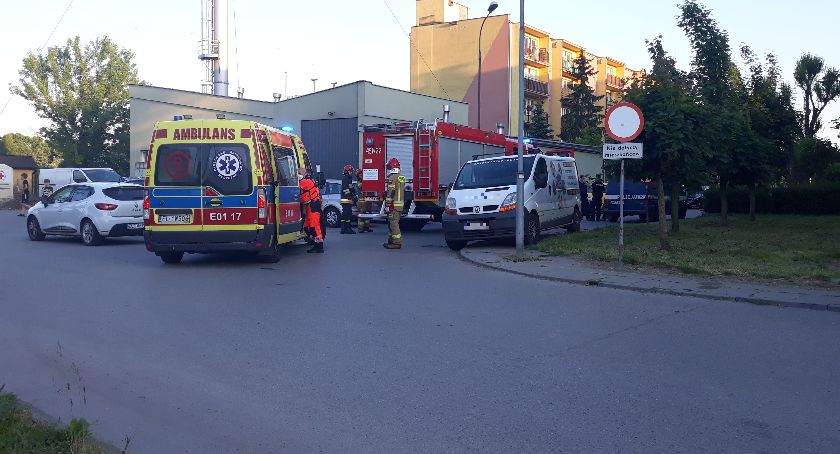 Łowicz. 8-latek na rowerze uderzył w auto
