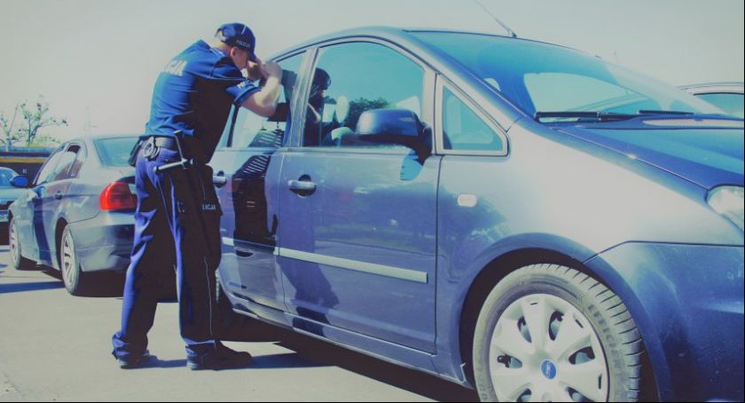 Policja apeluje! Nie zostawiajmy dzieci lub zwierząt w samochodzie podczas upałów