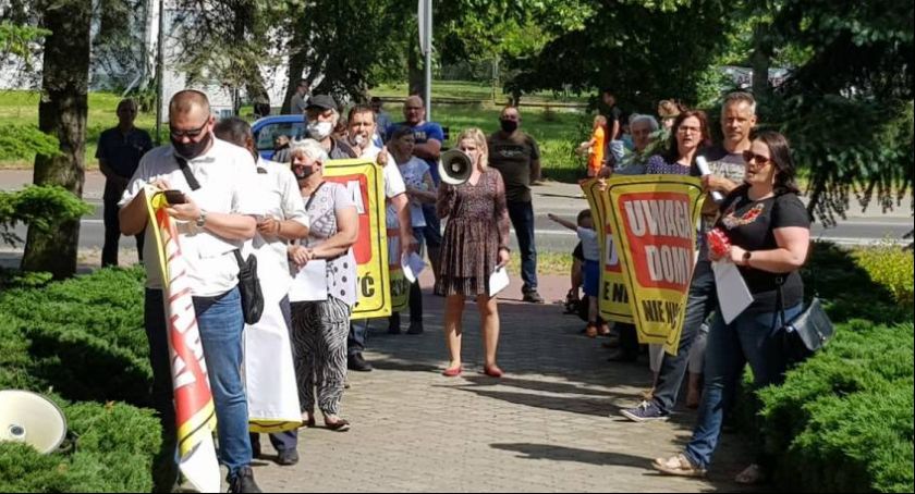 Kolejny protest przeciwko budowie obwodnicy Łowicza. Tym razem przed starostwem powiatowym (Foto i Video)
