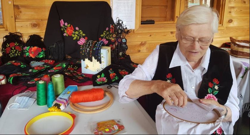 Warsztaty haftu i wycinankarstwa na Starym Rynku w Łowiczu