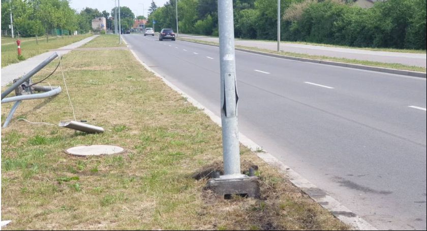 Kierowca Porsche jechał za szybko! Jazdę skończył na latarni! (Foto)