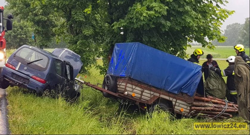 Błędów. Osobówka z przyczepką w rowie! (Foto)