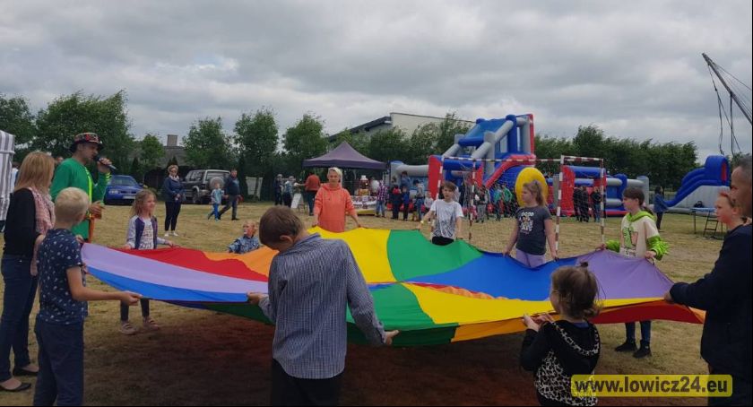Całe rodziny bawią się na pikniku w Niedźwiadzie (Foto i Video)