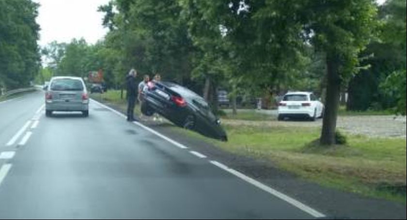 Arkadia. Silny wiatr zepchnął samochód osobowy do rowu!