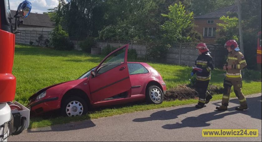Ostrów (gm. Łowicz). Auto wjechało do rowu! Kierowcy brak! (Foto i Video)