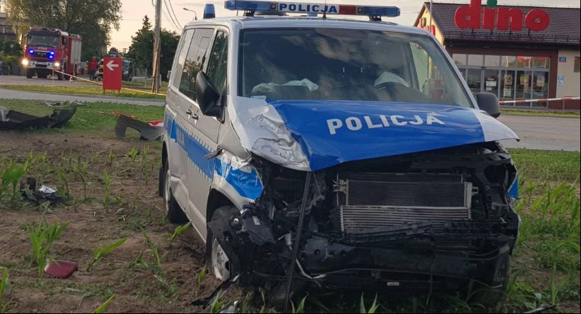 Kiernozia. Policyjne T6 zderzyło się z osobówką (Foto i Video)