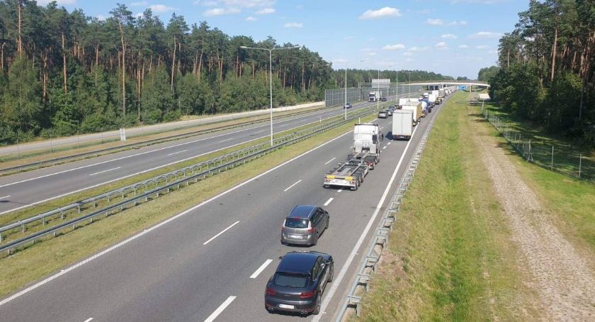 Piaski. Młody mężczyzna chciał skoczyć z wiaduktu nad autostradą A2. Uratowali go policjanci