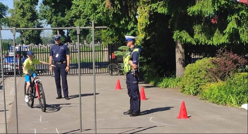 SP w Nieborowie. Egzamin na kartę rowerową pod okiem łowickich policjantów