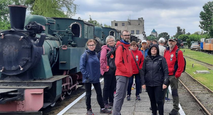 Łowiccy przewodnicy PTTK na kolejowym szlaku