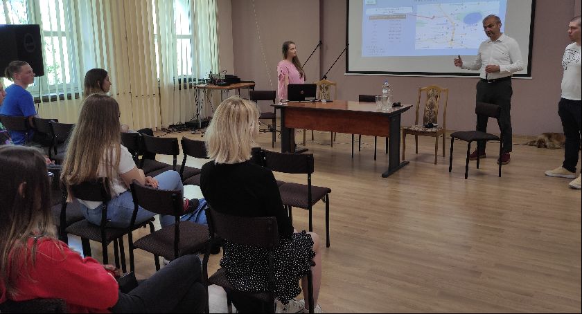 Uczniowie ze Zduńskiej Dąbrowy spotkali się z potencjalnymi pracodawcami