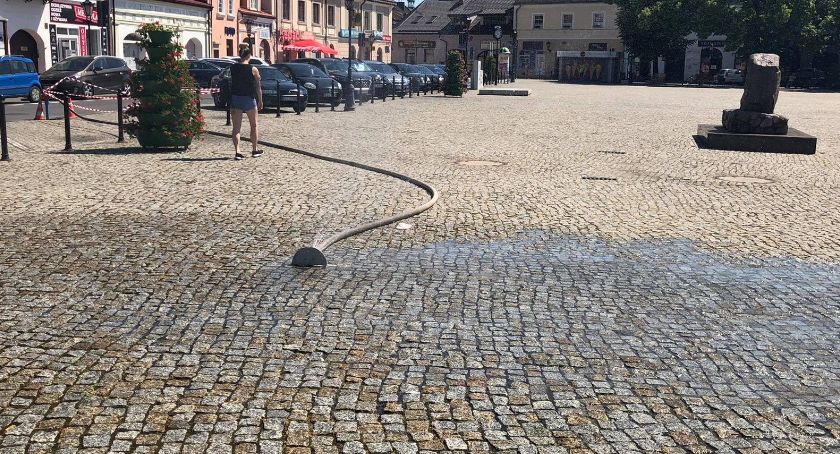 Kurtyna wodna stanęła na Nowym Rynku w Łowiczu