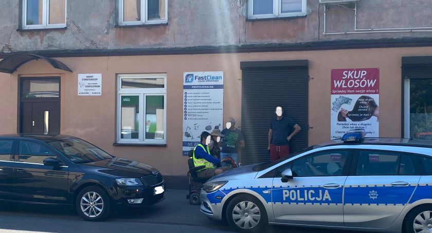 Łowicz. Zdarzenie drogowe z udziałem mężczyzny poruszającego się na wózku inwalidzkim