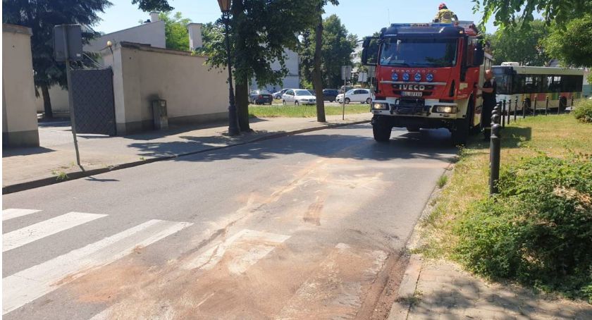Strażacy zabezpieczyli plamę oleju na przejściu dla pieszych