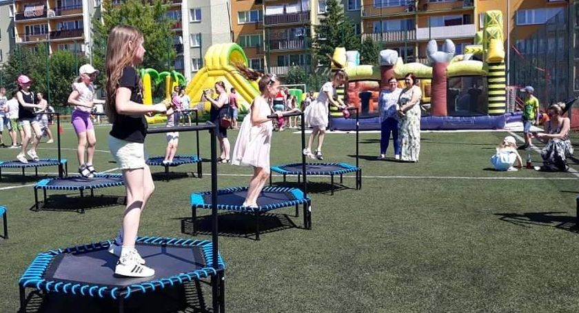Całe rodziny bawią się na pikniku zoraganizowanym przez Zarząd Osiedla Zatorze (Foto i Video)