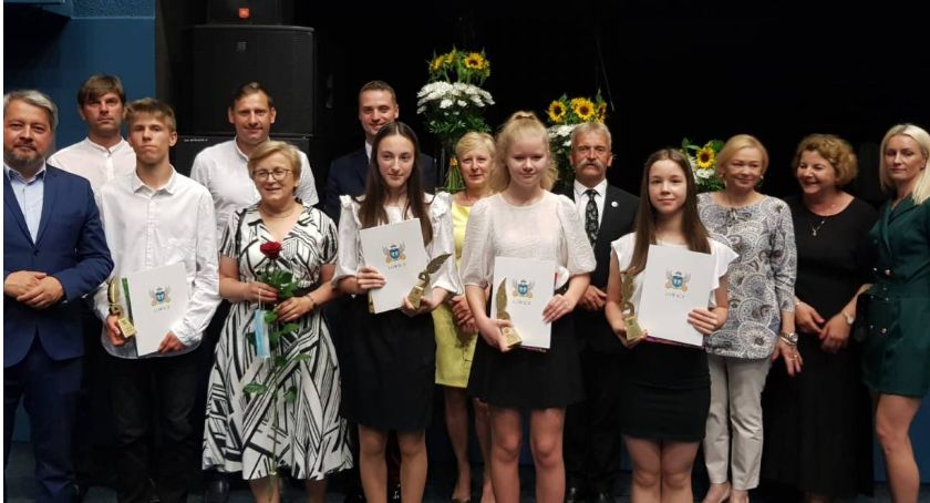 Władze Łowicza nagrodziły uzdolnionych ósmoklasistów z miejskich szkół (Dużo zdjęć)