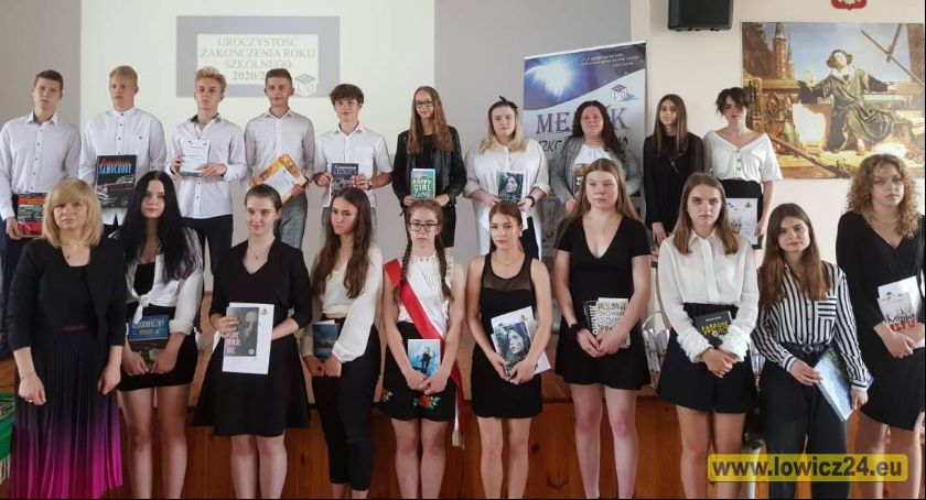 II LO w Łowiczu. Uroczyste zakończenie roku szkolnego (Foto i Video)