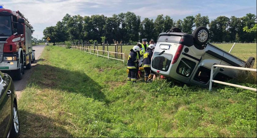 Walewice. Dachował samochód! Za kierownicą kobieta w ciąży! (Foto)