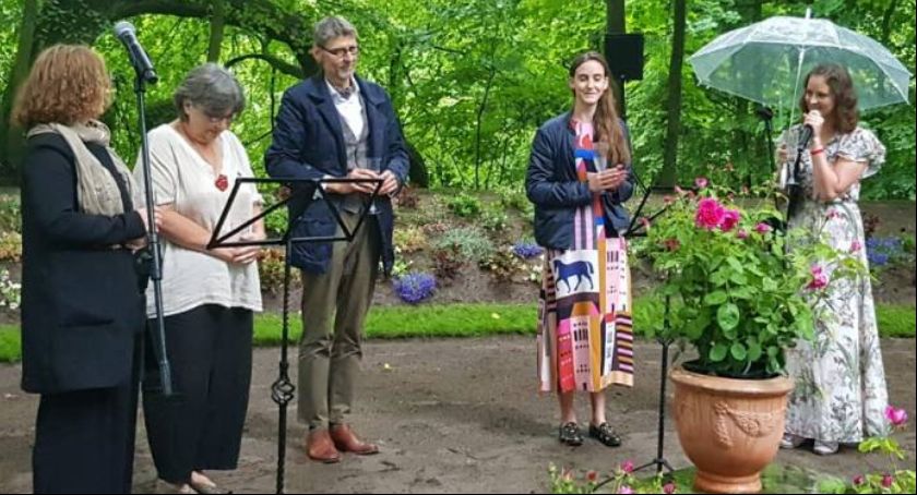 Pałac w Nieborowie ma swój kwiat! Jest nim róża pn. Księżna Helena Radziwiłł (Foto i Video)