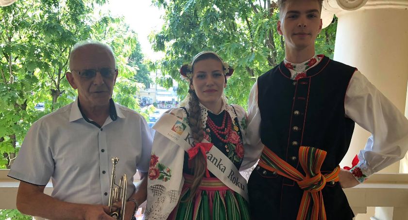 W południe z wieży łowickiego Ratusza wybrzmiał urodzinowy hejnał (Foto, Wideo)