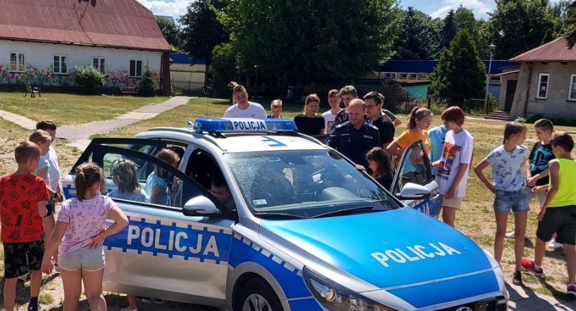 Policjanci edukują dzieci z łowickich szkół na temat bezpieczeństwa w wakacje