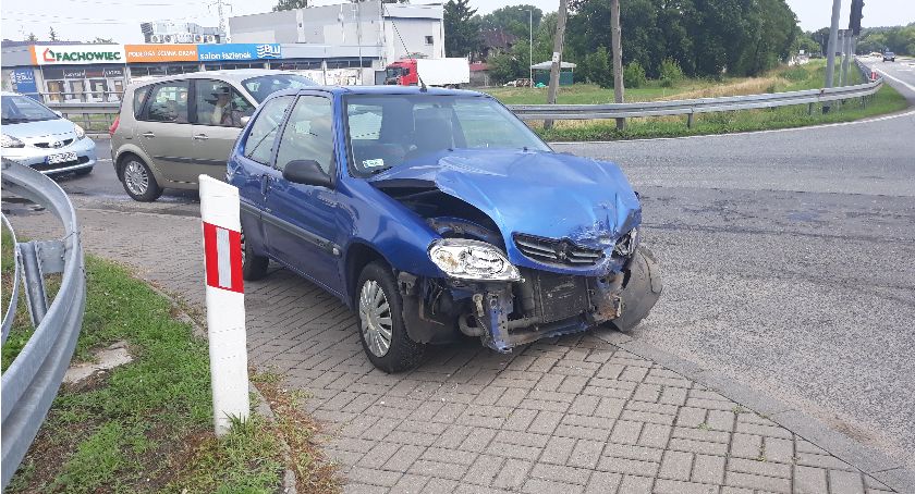 Łowicz. Awaria sygnalizacji świetlnej i kolizja na skrzyżowaniu DK nr 14 i DW nr 703