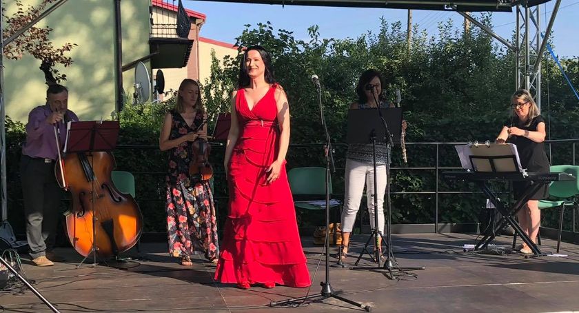 Muzycy Łowickiej Orkiestry Kameralnej zagrali w plenerze przy baszcie Klickiego (Foto, Video)