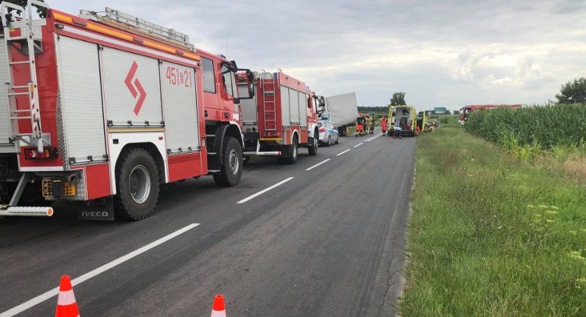 Zderzenie busa i samochodu osobowego na drodze wojewódzkiej nr 703 (Foto)