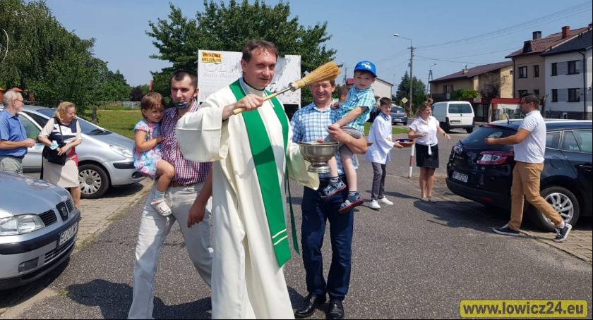 Dzień patrona kierowców. Trwa święcenie pojazdów w parafii Chrystusa Dobrego Pasterza w Łowiczu (Foto i Video)