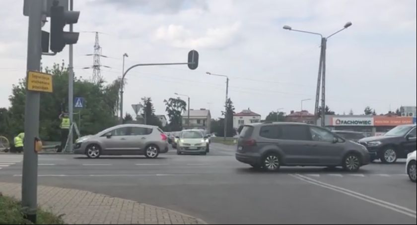 Łowicz. Naprawiono sygnalizację świetlną na skrzyżowaniu ulic Podgrodzie i Łęczyckiej (Video)