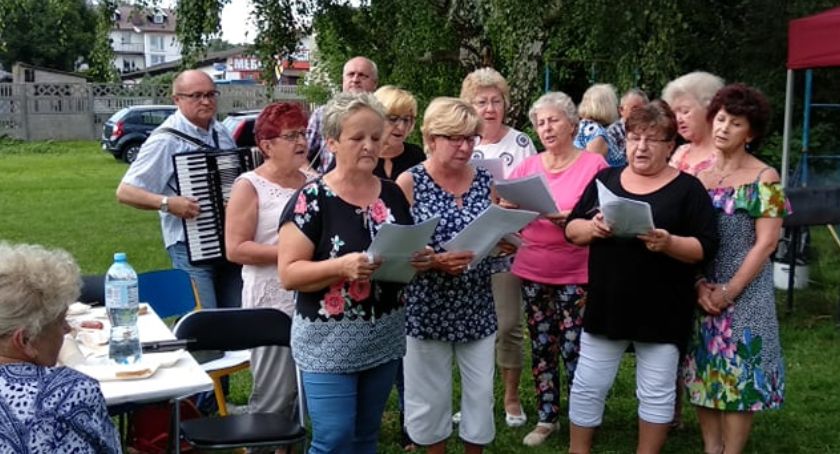 Łowiccy emeryci i renciści bawili się na letnim spotkaniu przy grillu (Foto, Video)