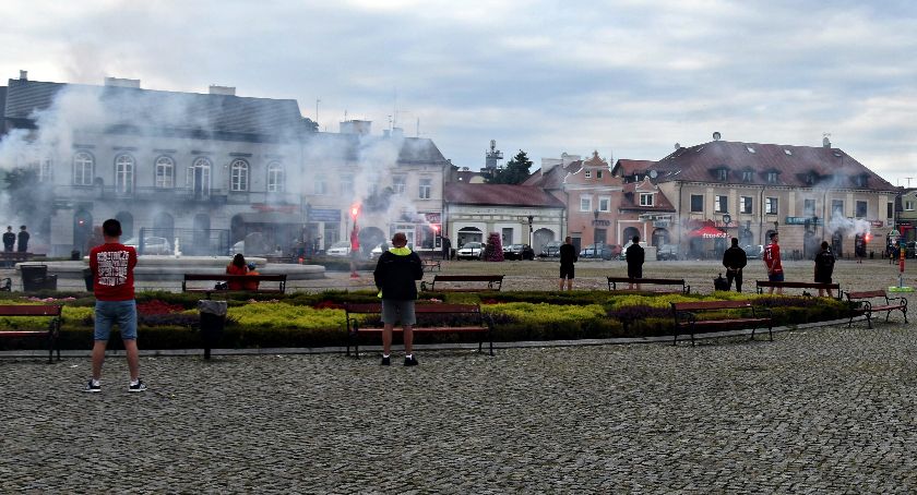 Łowicz. Kibice Widzewa pamiętali o 77. rocznicy Powstania Warszawskiego