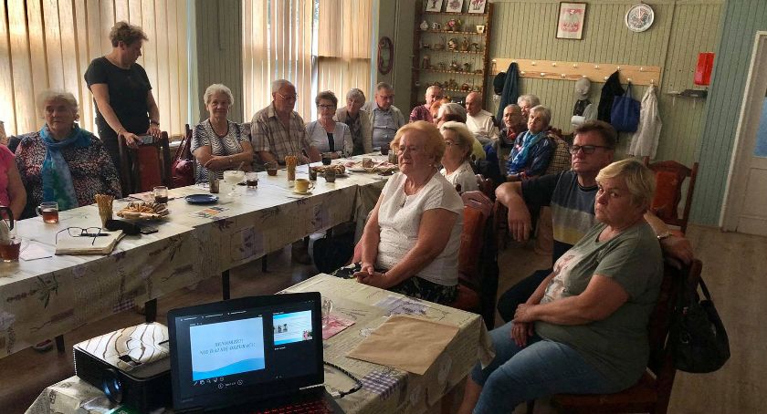 Seniorzy z klubu „Radość” uczą się jak przeciwdziałać oszustom (Foto, Video)