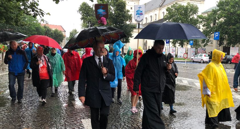 Mimo opadów deszczu ruszyła 26. Łowicka Piesza Pielgrzymka na Jasną Górę (Foto, Video)
