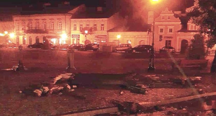 Łowicz. Nocą powalone zostało drzewo na Nowym Rynku