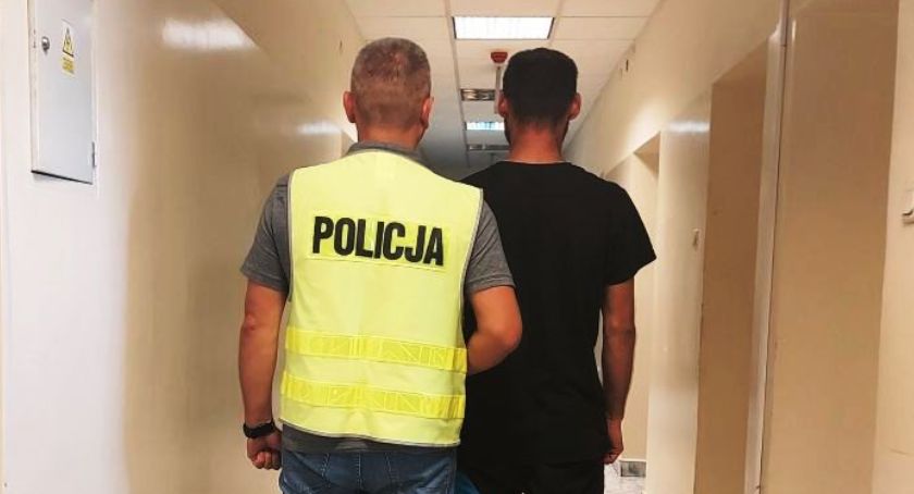 Policjanci zatrzymali pijanego kierowcę bez uprawnień, który posiadał narkotyki