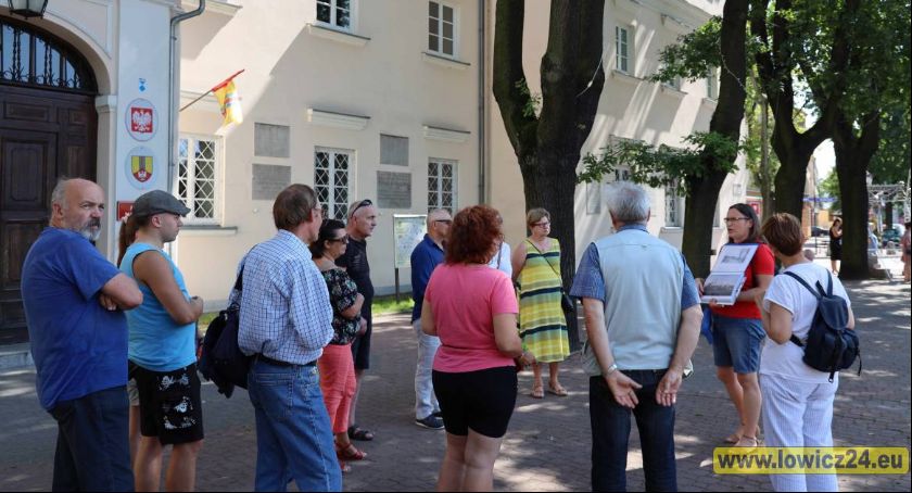 Spacer z przewodnikiem po Łowiczu. Tematem targi i jarmarki na przestrzeni wieków (Foto i Video)
