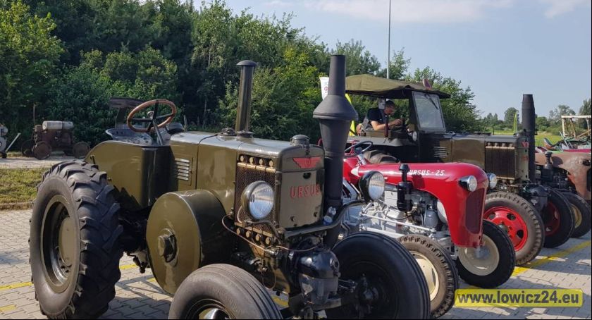 Zduńska Dąbrowa. Zlot Starej Motoryzacji i parada traktorów (Foto)