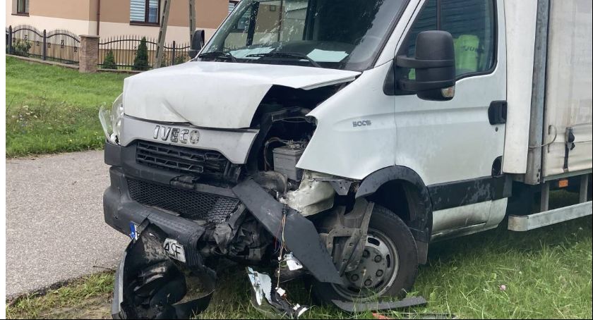 Wrzeczko (gm. Łyszkowice). Zderzenie osobówki z samochodem dostawczym (Foto)