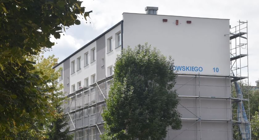 Budki lęgowe dla ptaków na blokach Łowickiej Spółdzielni Mieszkaniowej