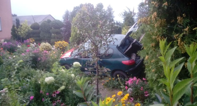 Krępa. Auto wjechało do ogródka, policja szuka kierowcy