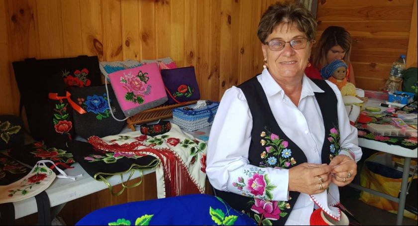 Łowicz. Na Starym Rynku trwają warsztaty sztuki ludowej (Foto)