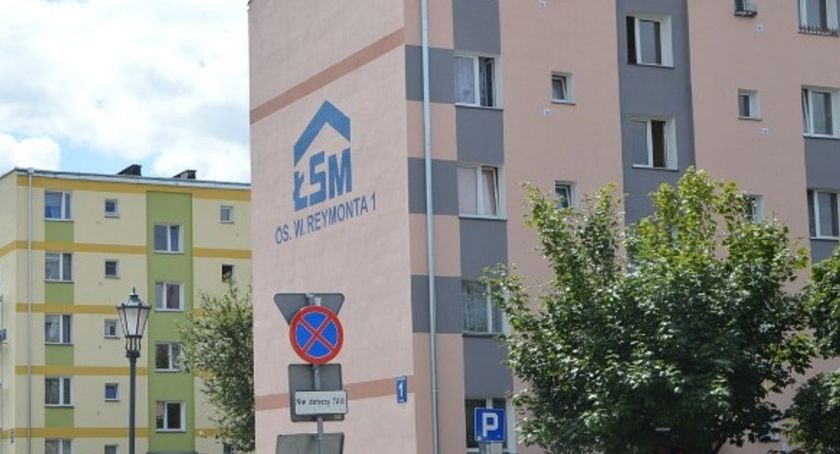 Łowicz. Malowanie w bloku nr 1 na os. Reymonta