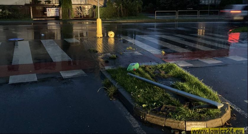 Łowicz. Na skrzyżowaniu Topolowej z Medyczną ktoś ściął znak drogowy (FOTO)