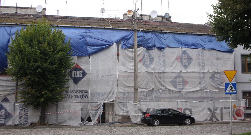 Łowicz. Odnawiają elewację kamienicy przy ul. Podrzecznej