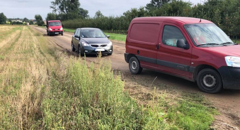 W jakim stanie jest droga objazdowa między Kompiną a Bednarami? (Foto, Video)