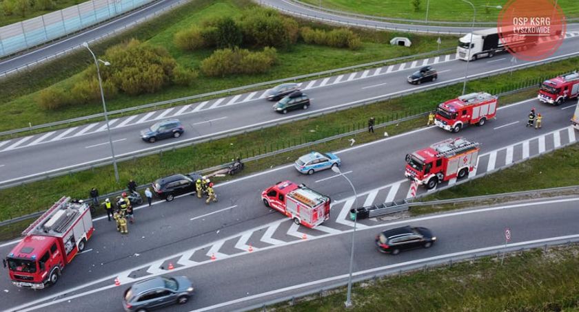 Czatolin. Dwa zdarzenia drogowe, cztery uszkodzone pojazdy na autostradzie A2