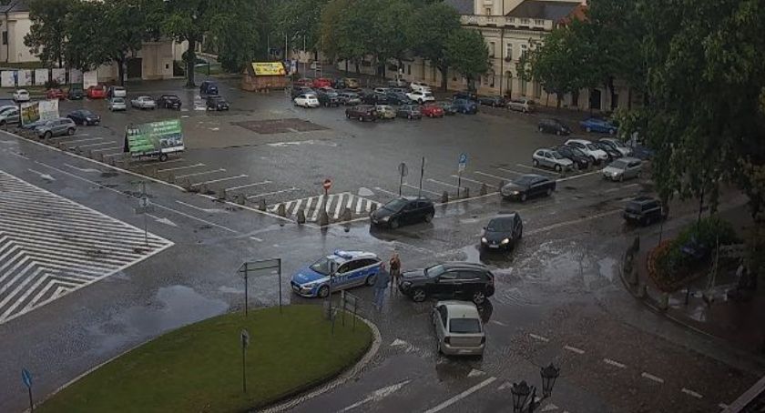 Stłuczka na Starym Rynku w Łowiczu. 32-latek wymusił pierwszeństwo