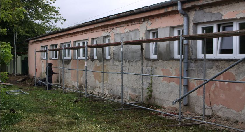 Łowicz. Ruszyła termomodernizacja budynku zaplecza stadionu OSiR nr 1 (foto, film)