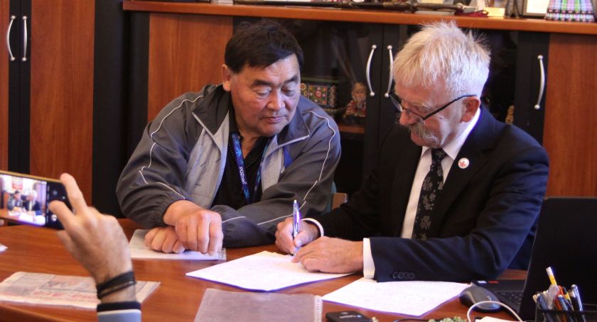 Łowicz. Obywatel Kazachstanu w obronie praw człowieka maszeruje z Paryża do Moskwy (foto, film)