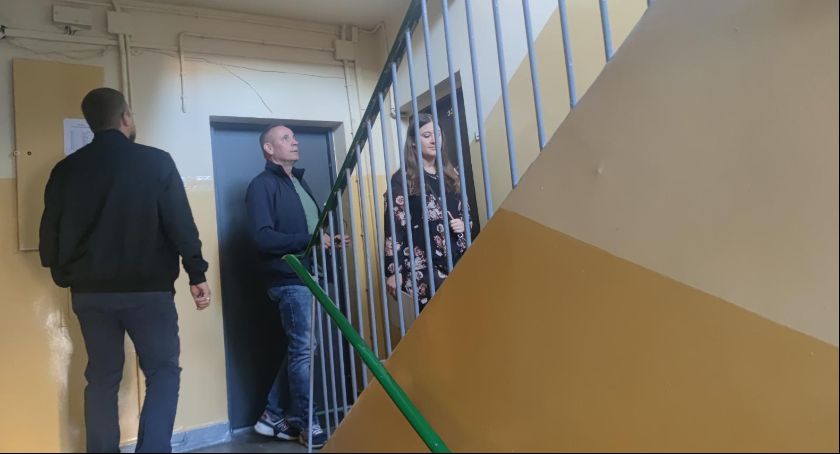 Łowicz. Odmalowane klatki schodowe już cieszą mieszkańców Reymonta